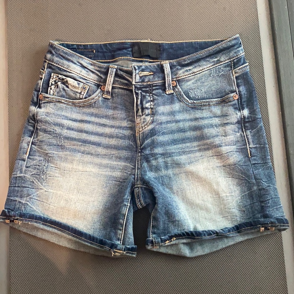 Buckle black shorts